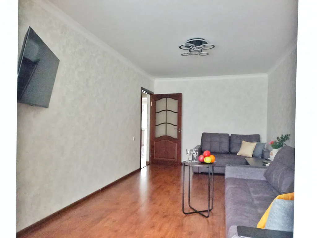 Апартамент напротив парка Победы, с отдельным двором, гараж