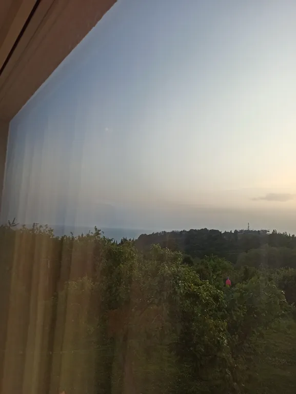 Комната с видом на море и горы