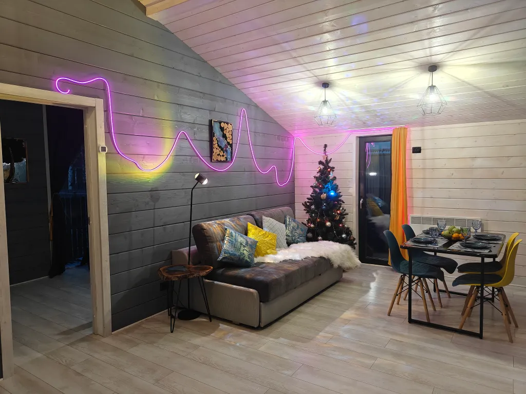 Панорамный коттедж с сауной у леcа