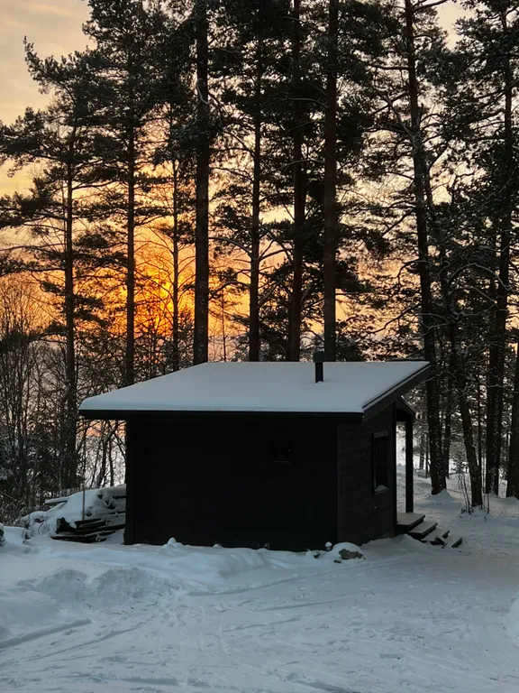 Стильный дом на берегу Ладожского озера с панорамным видом