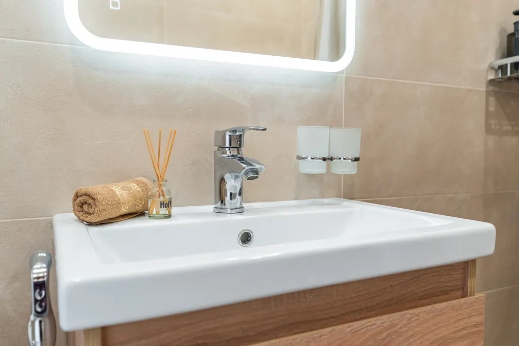 Стильная студия с потрясающим видом на море и город