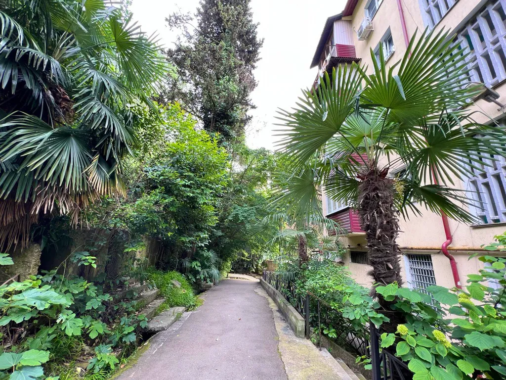 Двухкомнатная квартира с окнами во двор