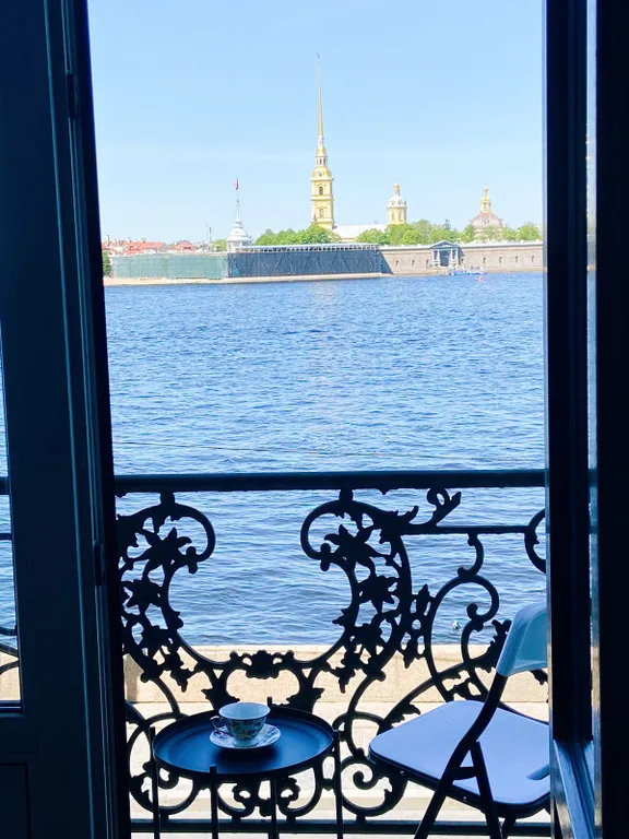 Квартира с шикарным видом на Неву, балкон, парковка
