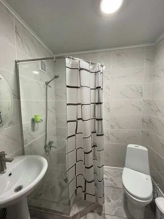 Часть жилого дома с бассейном