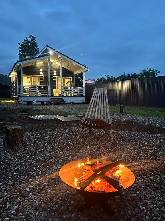 Новый дом с собственной территорией и видом на горы