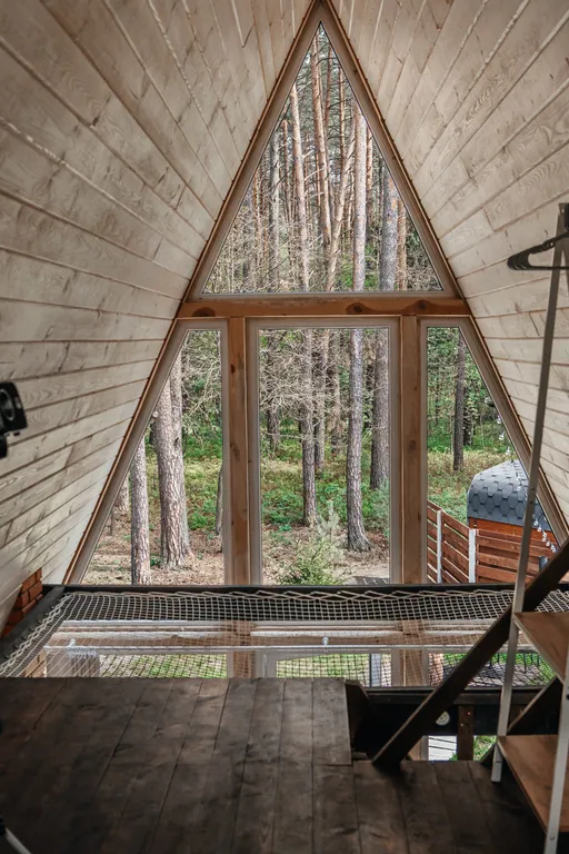 Треугольный дом в лесу Gray