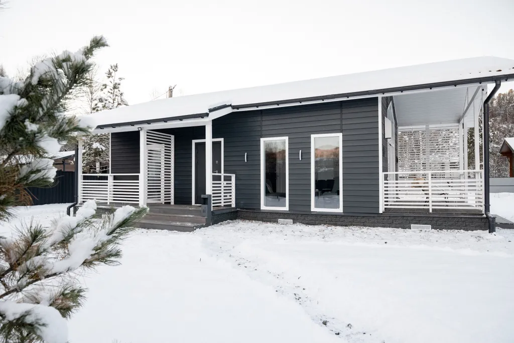 Уютный дом около реки Мана с баней