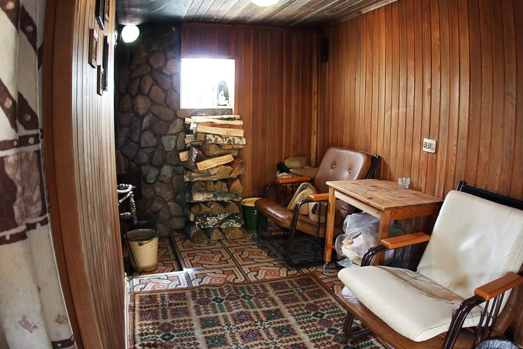 Дом в деревне с баней и камином