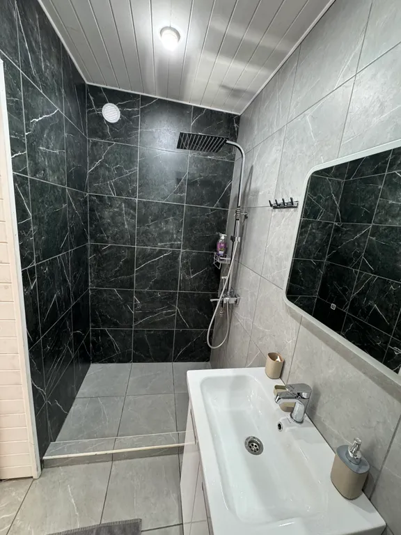 Уютный домик на троих