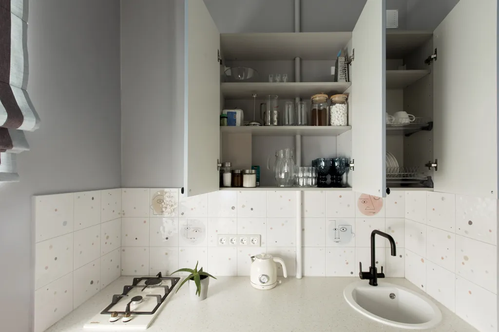 Яркая сталинка с балконом и видом на бульвар