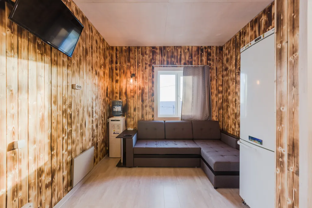 Дом с панорамными окнами на берегу озера, баня, лодка