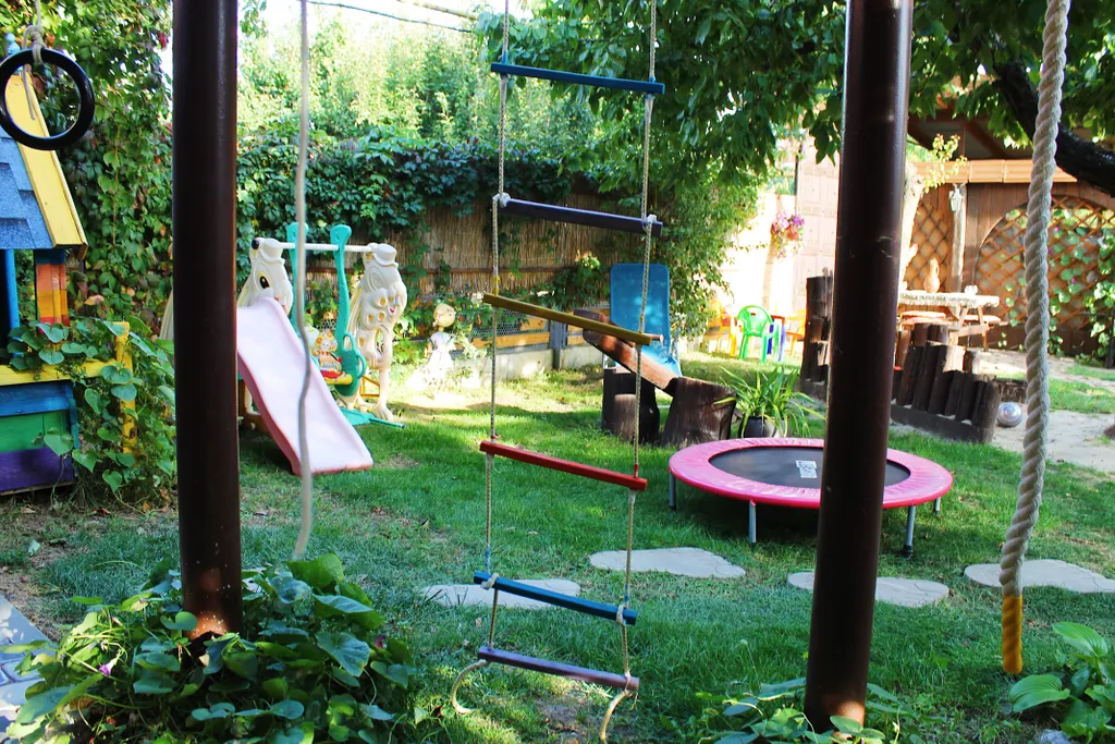 Коттедж у моря, детская площадка, бассейн,  костровая чаша, баттут.