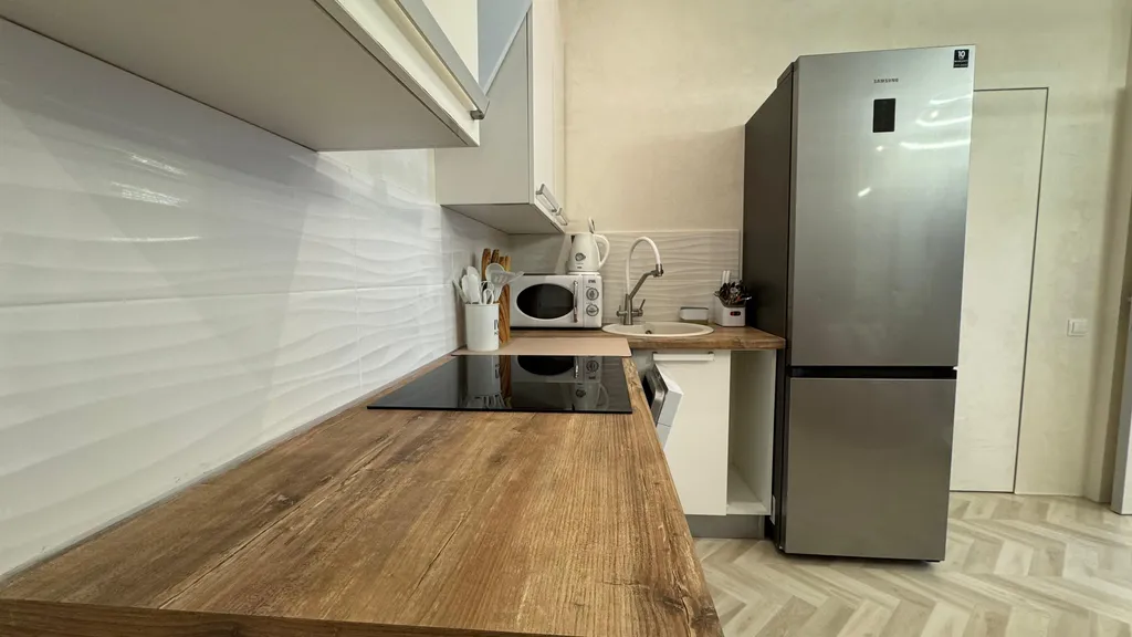 Евротрехкомнатный апартамент с балконом на первой линии