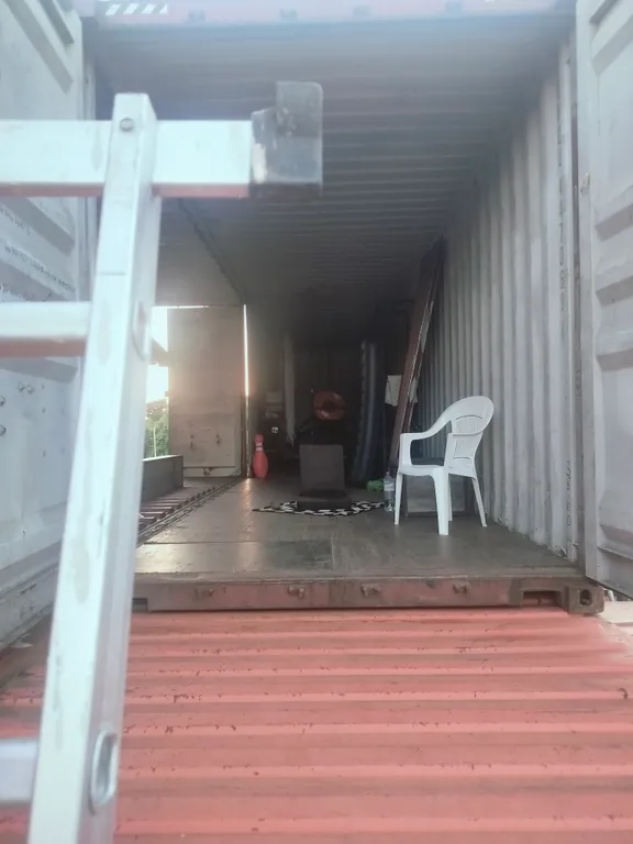 Палатка в морском контейнере