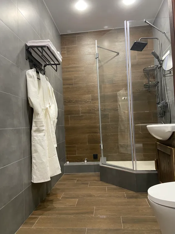 Апартаменты на горнолыжном курорте Солнечная Долина с видом на озеро