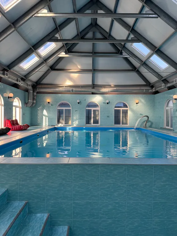 Дом с большим бассейном