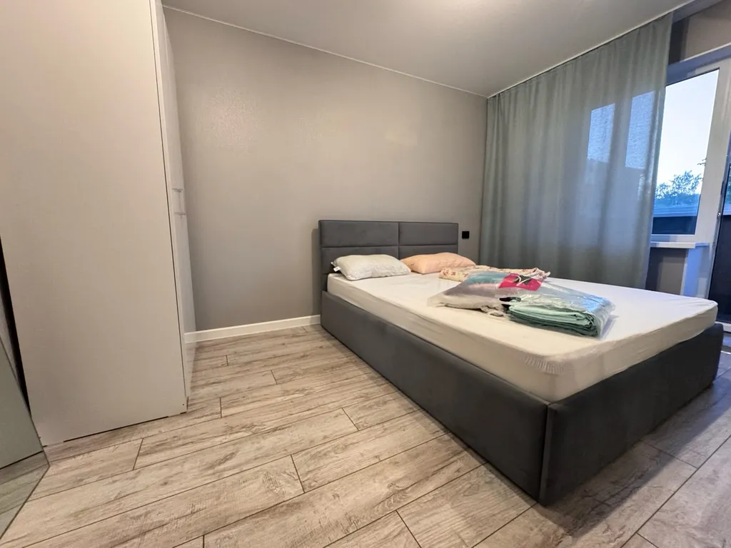 Светлая и чистая квартира с современным ремонтом.