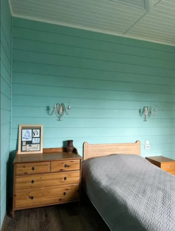 Усадебный дом с видом на реку, берег с мостками и рыбной ловлей