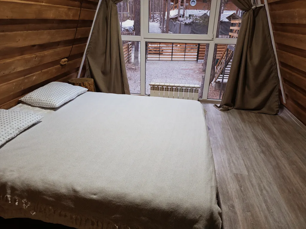 Дом в стиле а-фрейм в сосновом лесу, рядом с горной речкой, экологичес