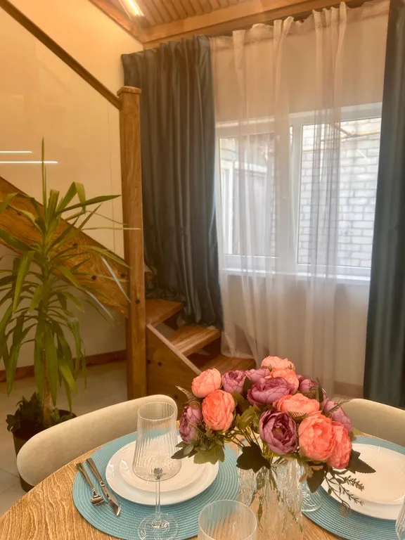 Двухуровневую квартира с авторским ремонтом в самом центре курорта