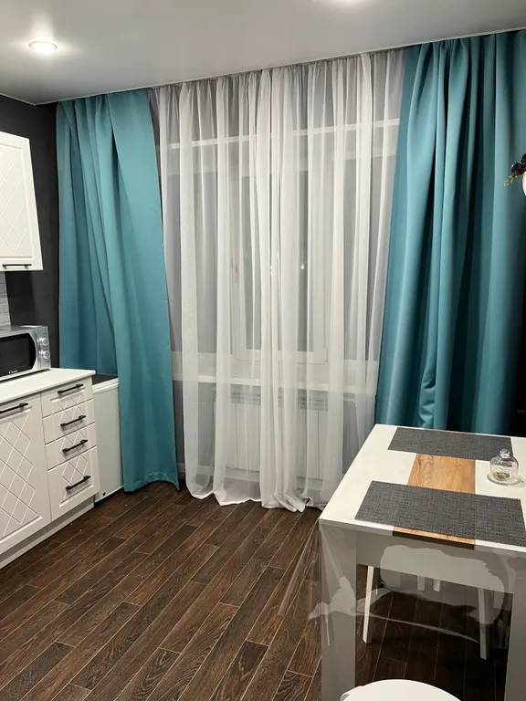 Уютные апартаменты в центре города с видом на пруд с плавающими утками