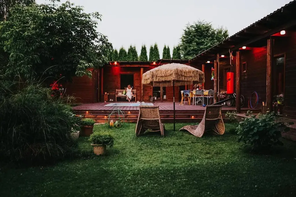 Коттедж Уютный деревянный дом с ландшафтным садом у озера — Шеметово