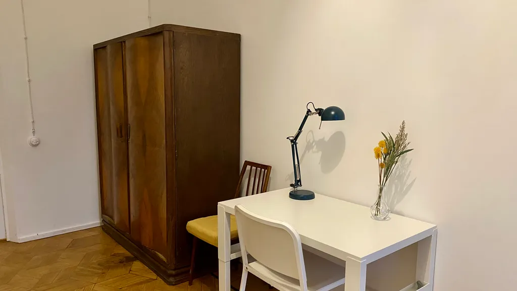 Комната с высокими потолками в центре