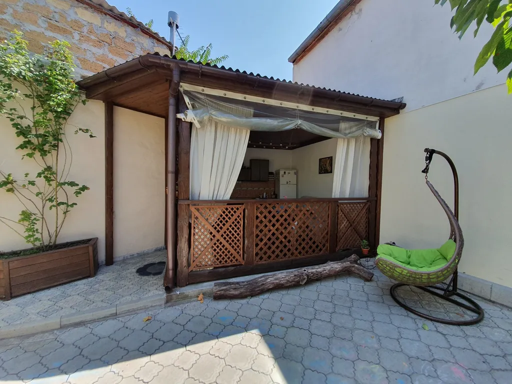 Дом со своим большим двором