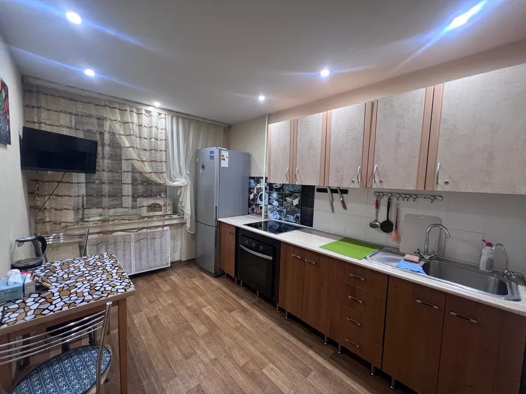 Двухкомнатная квартира в самом центре города, Площадь Металлургов