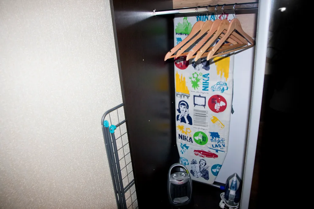 Яркая теплая студия с красным диваном