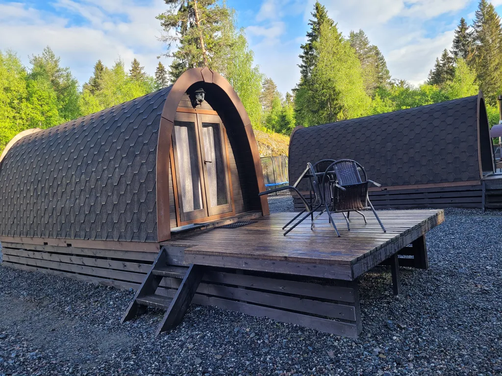 Арочный домик на краю леса с торцевым входом