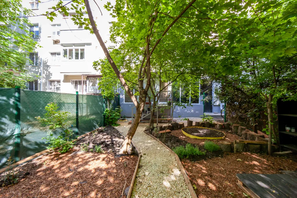 Уютная новая студия с садом на москольце