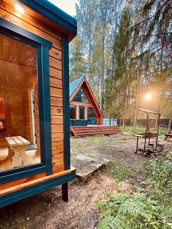 Дом A-frame с баней и джакузи под открытым небом в сосновом лесу