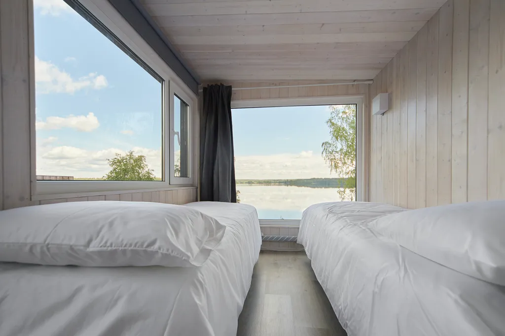 Домик с чаном на берегу озера