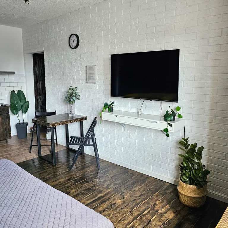 Студия с большой кроватью и ванной, кофемашиной и оплаченным кинотеатр