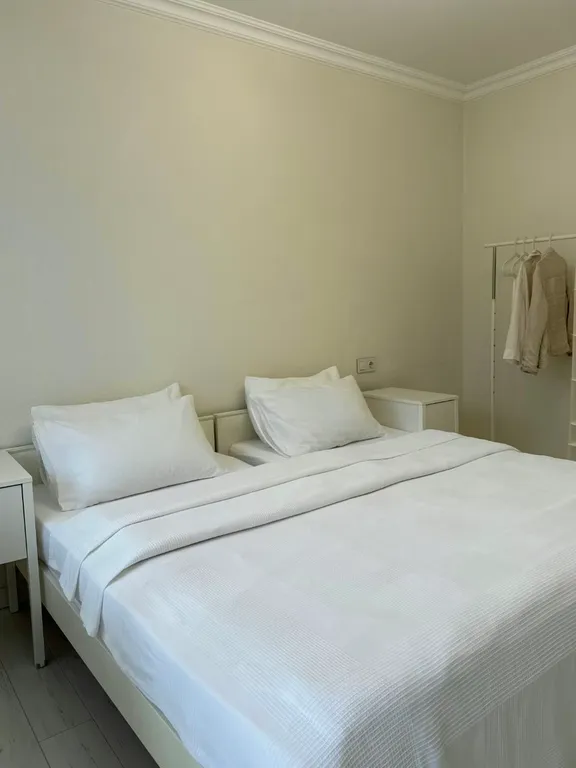 Две изолированные спальни с видом на горы в центре Ялты.