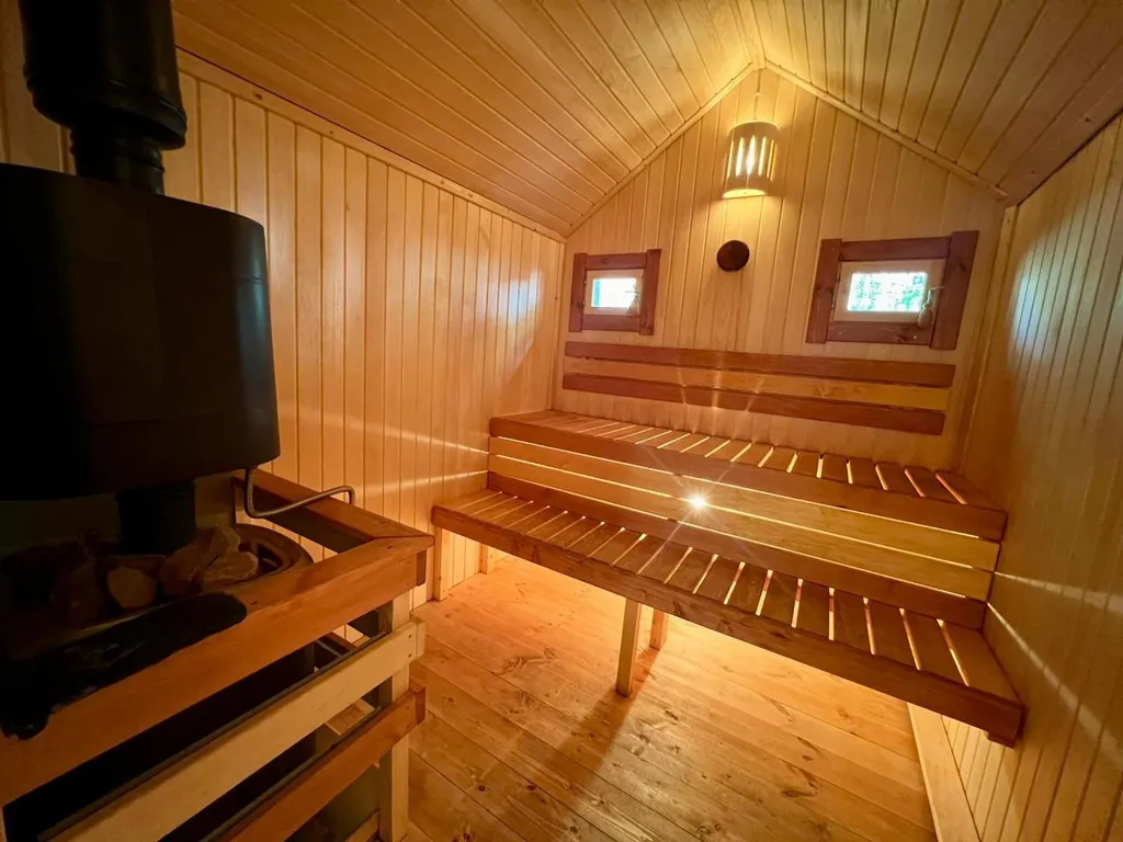 Домик в лесу с камином и баней