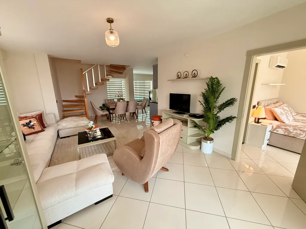 Двухуровневые апартаменты с видом на море и горы