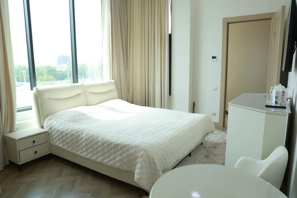 Номер с кроватью размера king-size и видом на сад