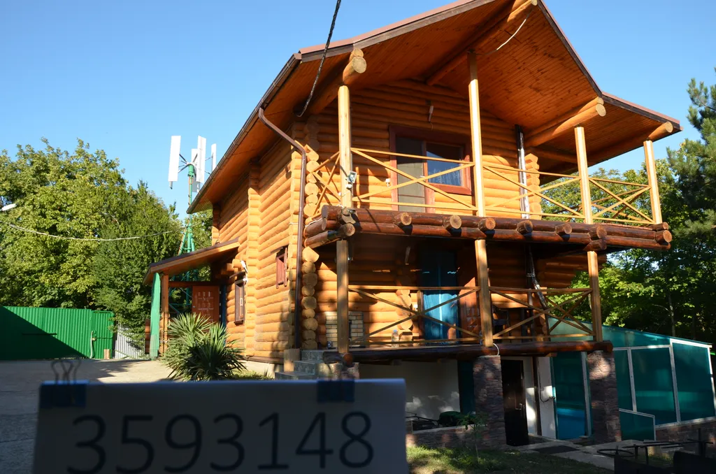 Бревенчатый дом в лесу с бассейном