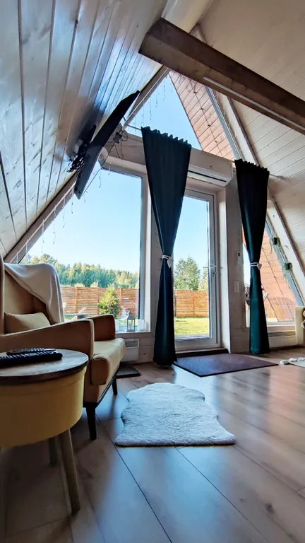 Треугольный домик у леса