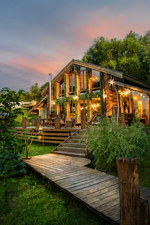 Шале на берегу реки с баней и горячей купелью