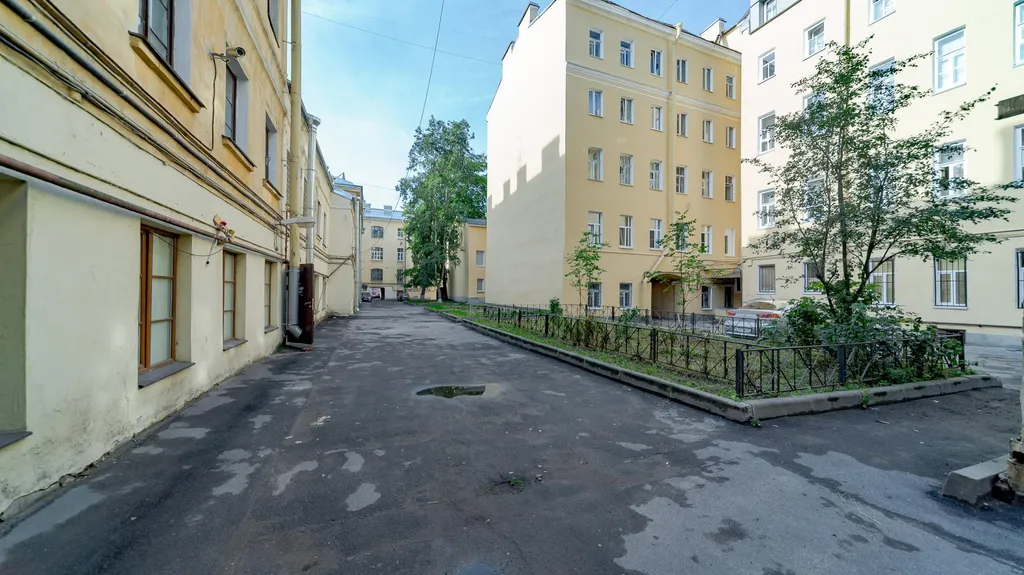 В центре, с видом на Адмиралтейский канал и "Новую Голландию"