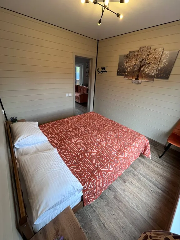 Абсолютно новый дом с баней, включена в стоимость, и горячей купелью