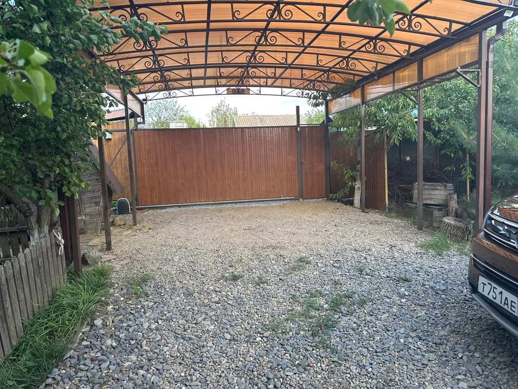 Уютный домик рядом с садом, хвойными деревьями, рядом с тц