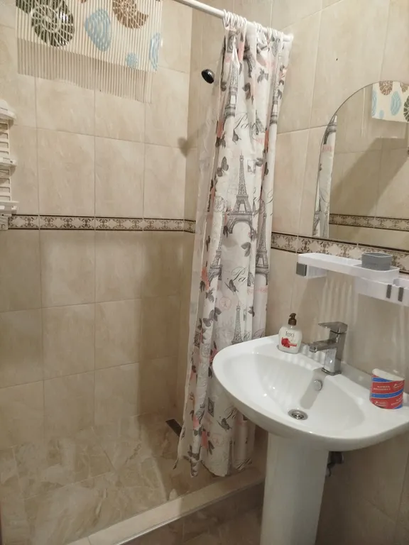 Комната с отдельной кухней в тихом районе, рядом с центром