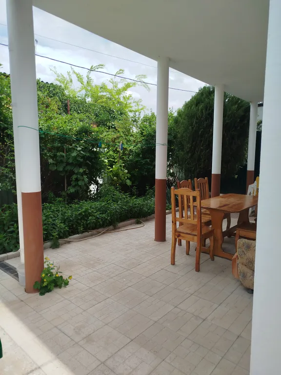 Уютный дом в спальном районе недалеко от моря