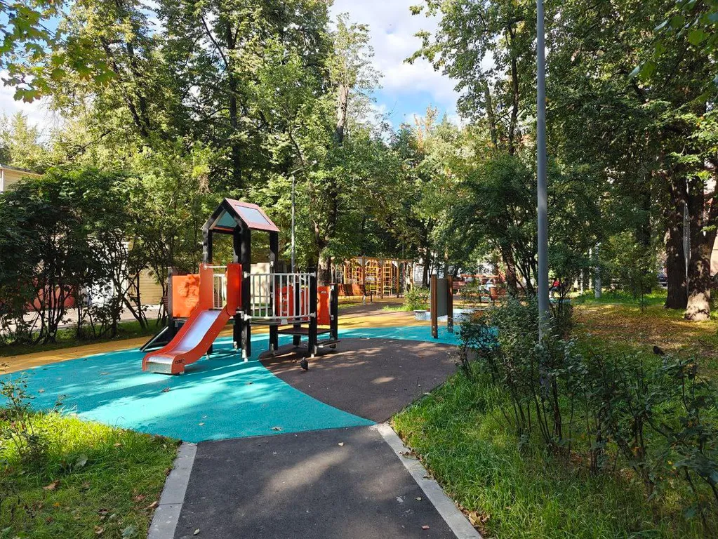 Квартира Квартира 2 изолированные спальни. 2 минуты до метро. Рабочий стол. Парковка — Москва