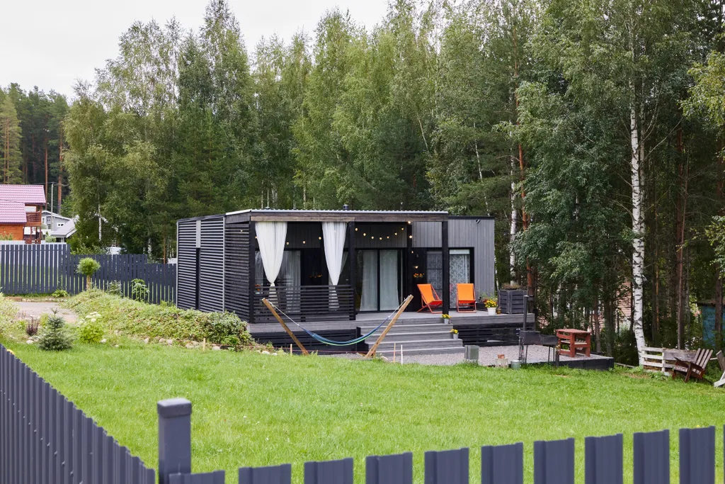 Дом в лесу рядом с озером