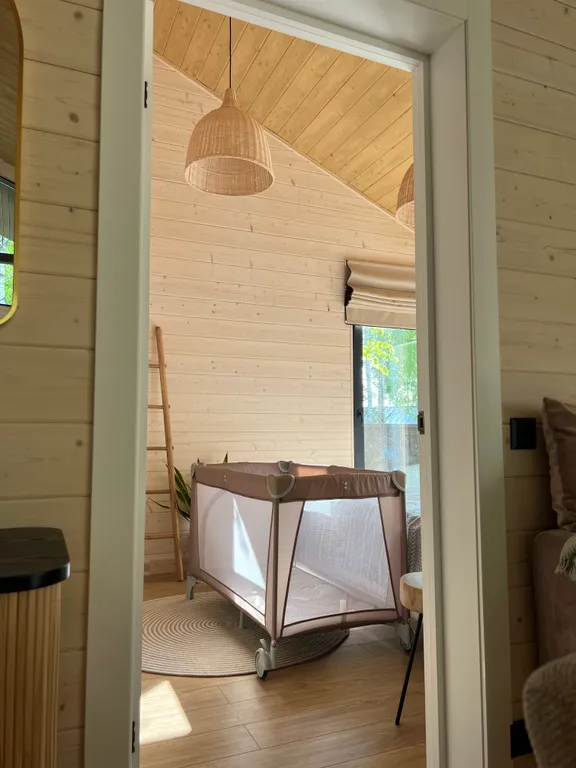 С сауной и камином одноэтажный барн в березовой роще